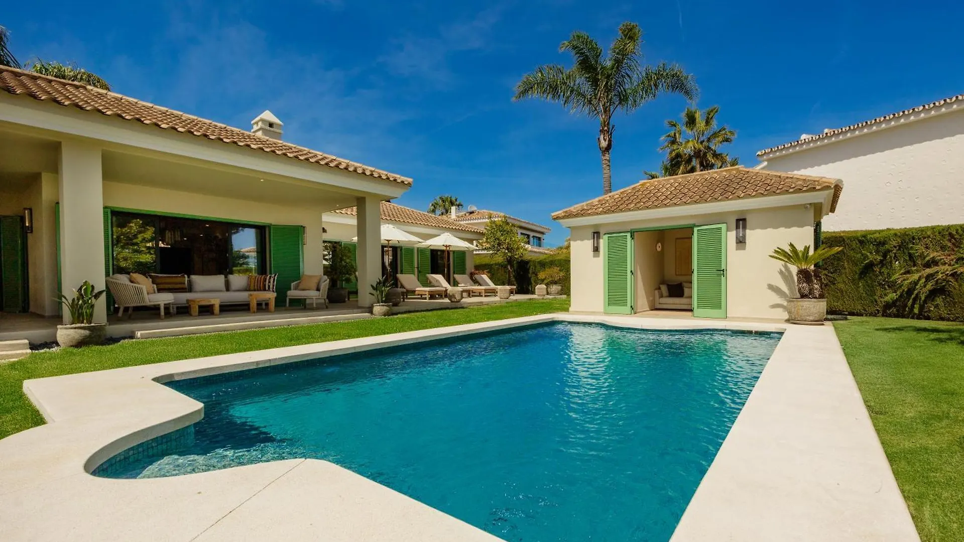 Mediterranean Villa, On One Floor, With Private Heated Pool, Large Garden And Terrace And Close To The Sea, In La Cala De Mijas