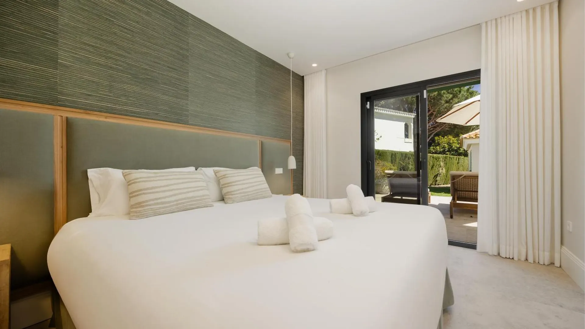 Mediterranean Villa, On One Floor, With Private Heated Pool, Large Garden And Terrace And Close To The Sea, In La Cala De Mijas
